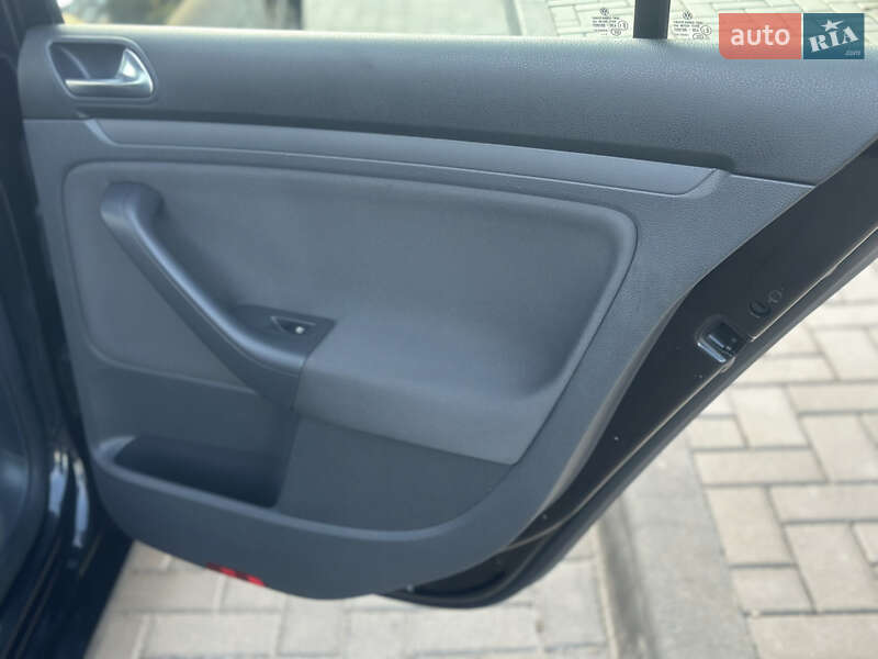Хетчбек Volkswagen Golf 2008 в Житомирі