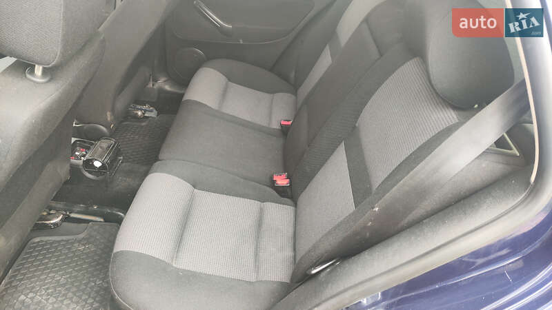 Хетчбек Volkswagen Golf 2001 в Перегінське