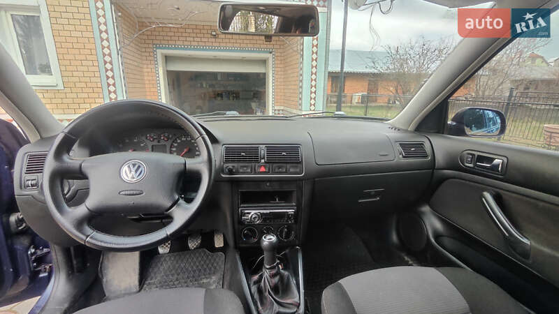 Хетчбек Volkswagen Golf 2001 в Перегінське