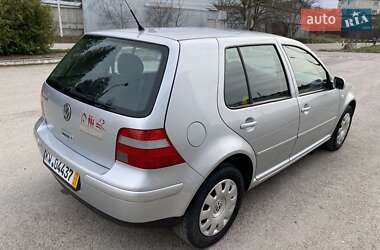 Хэтчбек Volkswagen Golf 2003 в 