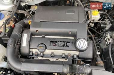 Хэтчбек Volkswagen Golf 2003 в 