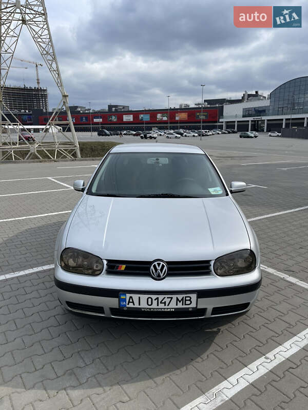 Хэтчбек Volkswagen Golf 2001 в Киеве