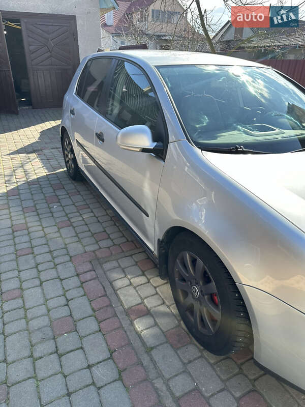 Хэтчбек Volkswagen Golf 2004 в Радивилове