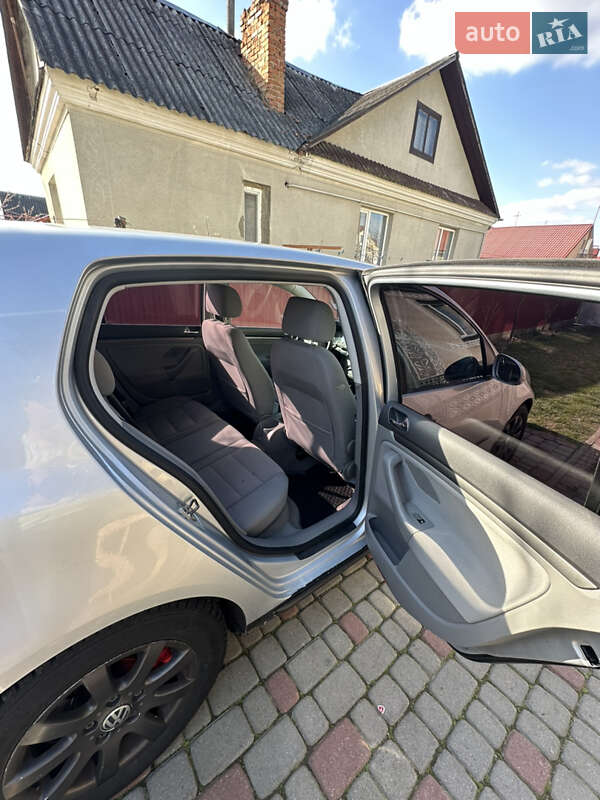 Хэтчбек Volkswagen Golf 2004 в Радивилове