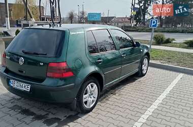Хетчбек Volkswagen Golf 2000 в 