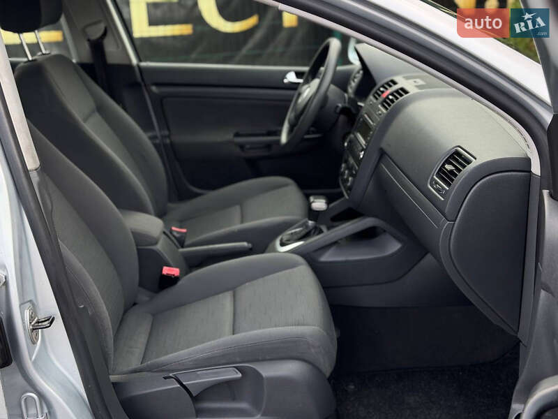 Хэтчбек Volkswagen Golf 2005 в Дрогобыче