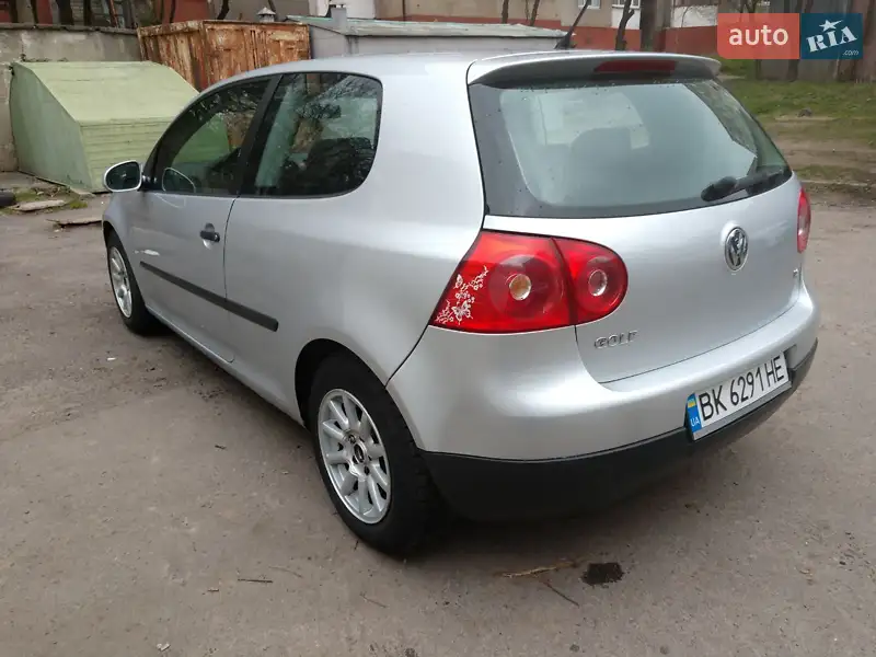 Хэтчбек Volkswagen Golf 2005 в 