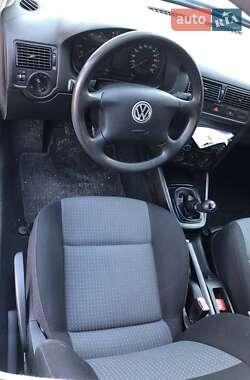 Хэтчбек Volkswagen Golf 2002 в 