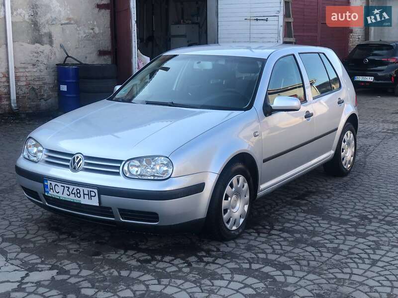 Хэтчбек Volkswagen Golf 2002 в 