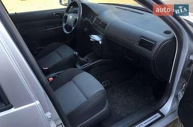 Хэтчбек Volkswagen Golf 2002 в 