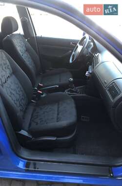 Хэтчбек Volkswagen Golf 1999 в 