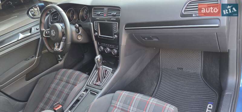 Хэтчбек Volkswagen Golf 2013 в Киеве