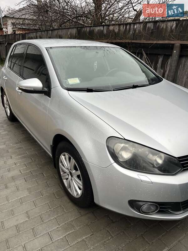 Хэтчбек Volkswagen Golf 2012 в 