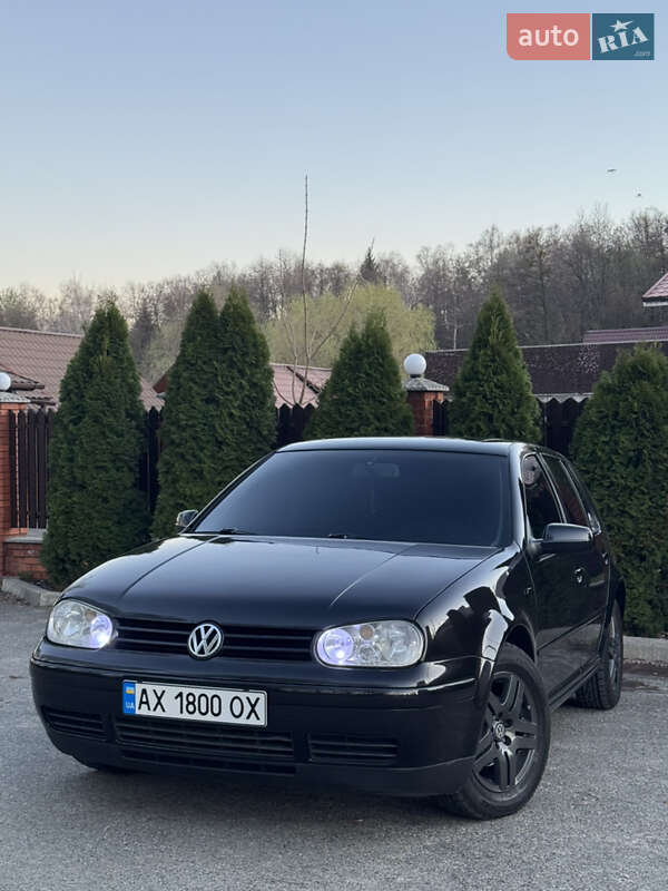 Хэтчбек Volkswagen Golf 2002 в 