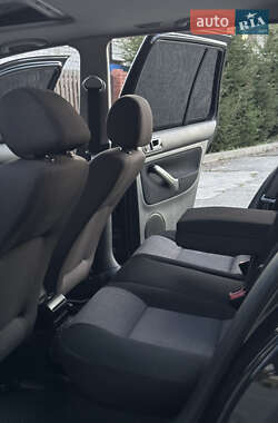 Хэтчбек Volkswagen Golf 2002 в 