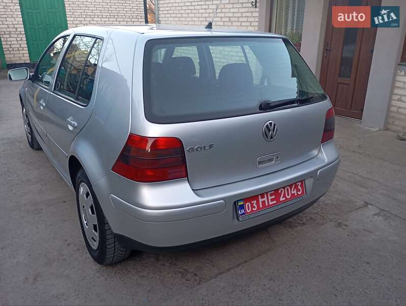 Хэтчбек Volkswagen Golf 2002 в Луцке