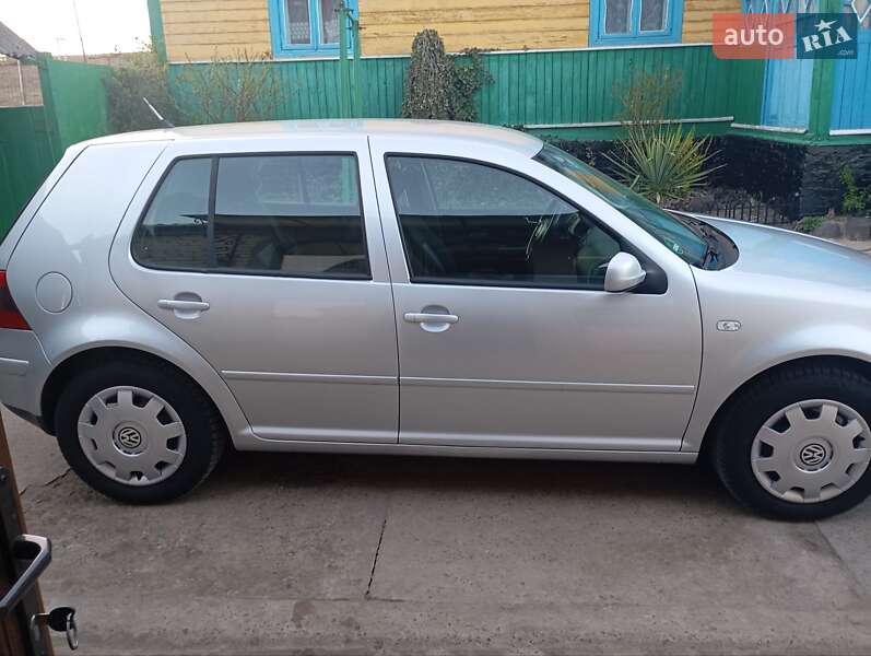 Хэтчбек Volkswagen Golf 2002 в Луцке