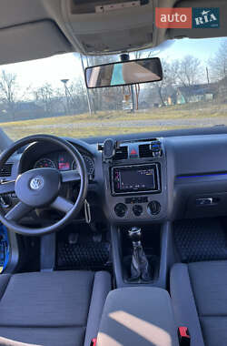 Хэтчбек Volkswagen Golf 2005 в 