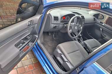 Хэтчбек Volkswagen Golf 2003 в 