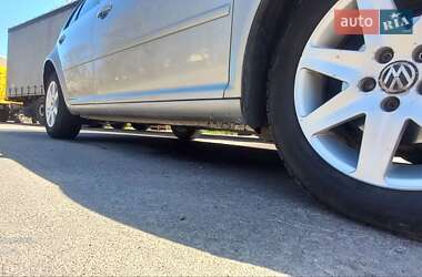 Хетчбек Volkswagen Golf 2003 в 