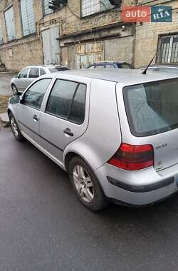 Хэтчбек Volkswagen Golf 2001 в 