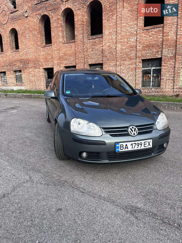 Хэтчбек Volkswagen Golf 2004 в 