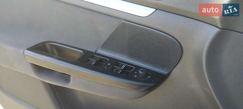 Хетчбек Volkswagen Golf 2004 в Рава-Руській