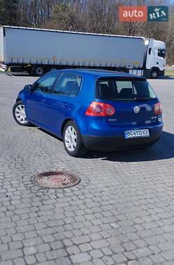 Хэтчбек Volkswagen Golf 2004 в 