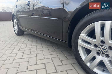 Хэтчбек Volkswagen Golf 2005 в 