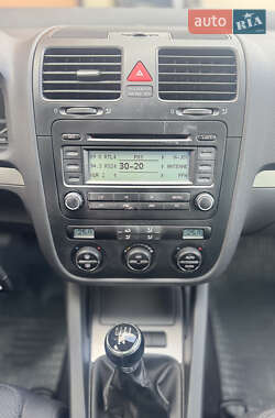 Хэтчбек Volkswagen Golf 2005 в 