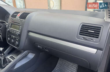 Хэтчбек Volkswagen Golf 2005 в 