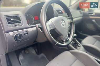 Хэтчбек Volkswagen Golf 2005 в 