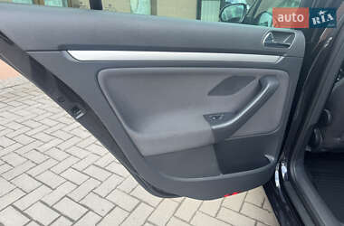 Хэтчбек Volkswagen Golf 2005 в 