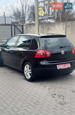 Хэтчбек Volkswagen Golf 2005 в 