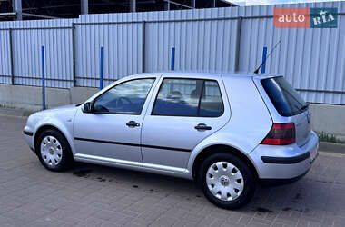 Хэтчбек Volkswagen Golf 2002 в 