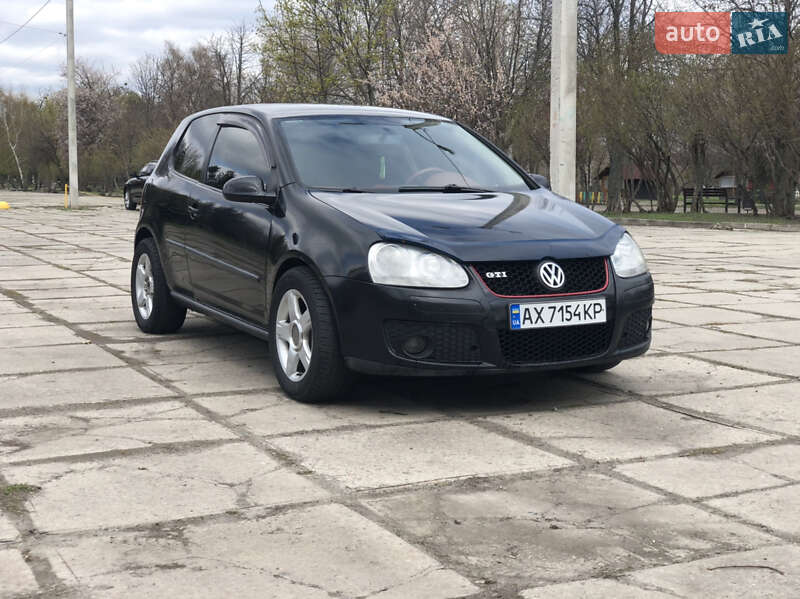 Хэтчбек Volkswagen Golf 2005 в 