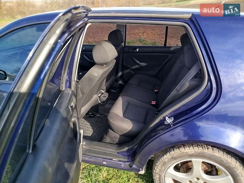 Хэтчбек Volkswagen Golf 2001 в Вендичанах