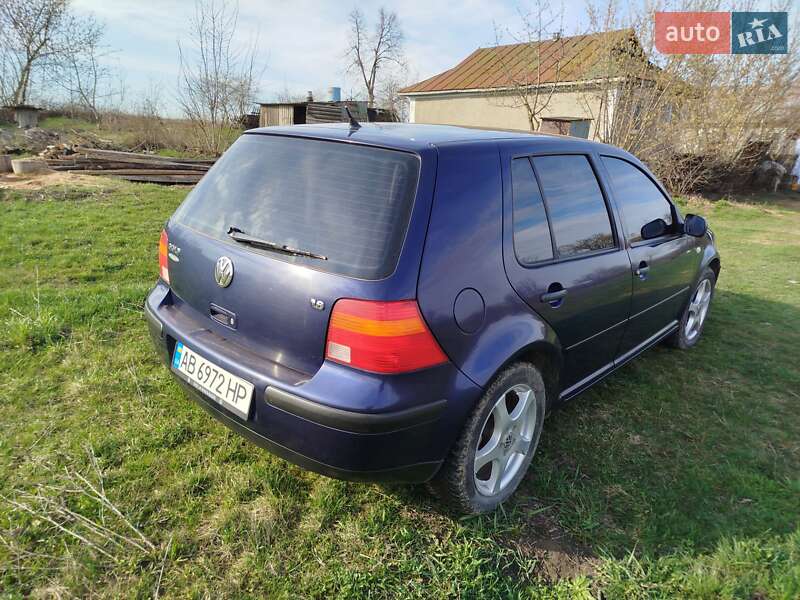 Хэтчбек Volkswagen Golf 2001 в Вендичанах