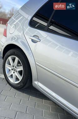 Хэтчбек Volkswagen Golf 2003 в 