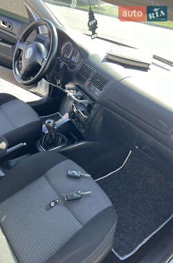 Хэтчбек Volkswagen Golf 2003 в 