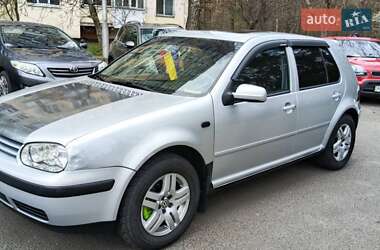 Хетчбек Volkswagen Golf 2001 в 