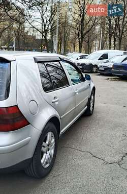 Хетчбек Volkswagen Golf 2001 в 