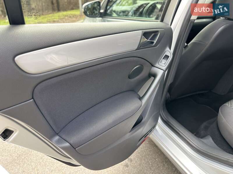 Хэтчбек Volkswagen Golf 2010 в Киеве