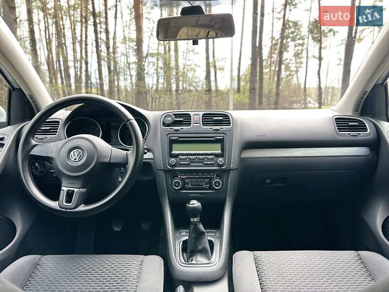 Хэтчбек Volkswagen Golf 2010 в Киеве