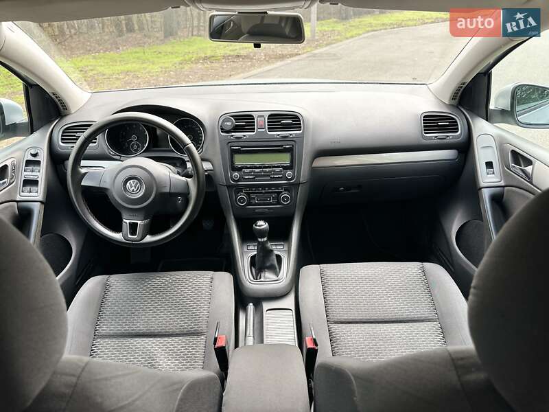 Хэтчбек Volkswagen Golf 2010 в Киеве