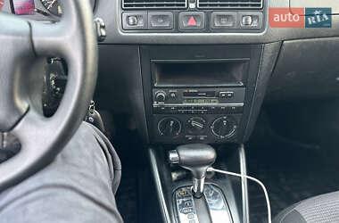 Хетчбек Volkswagen Golf 2001 в 