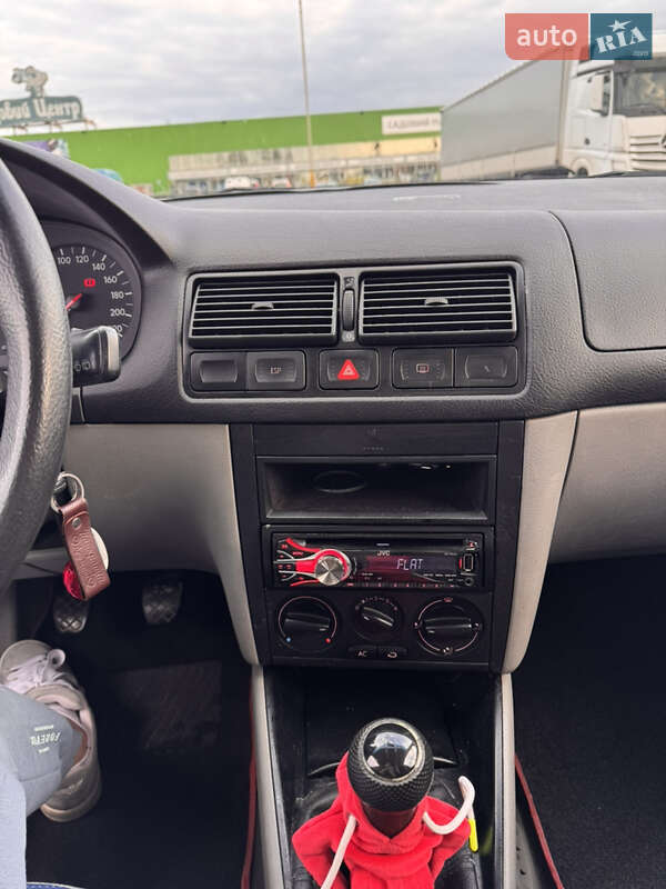 Хэтчбек Volkswagen Golf 2001 в Черновцах