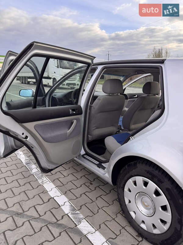 Хэтчбек Volkswagen Golf 2001 в Черновцах