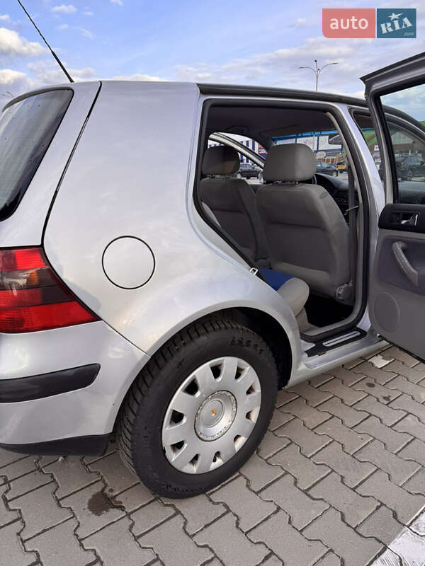Хэтчбек Volkswagen Golf 2001 в Черновцах
