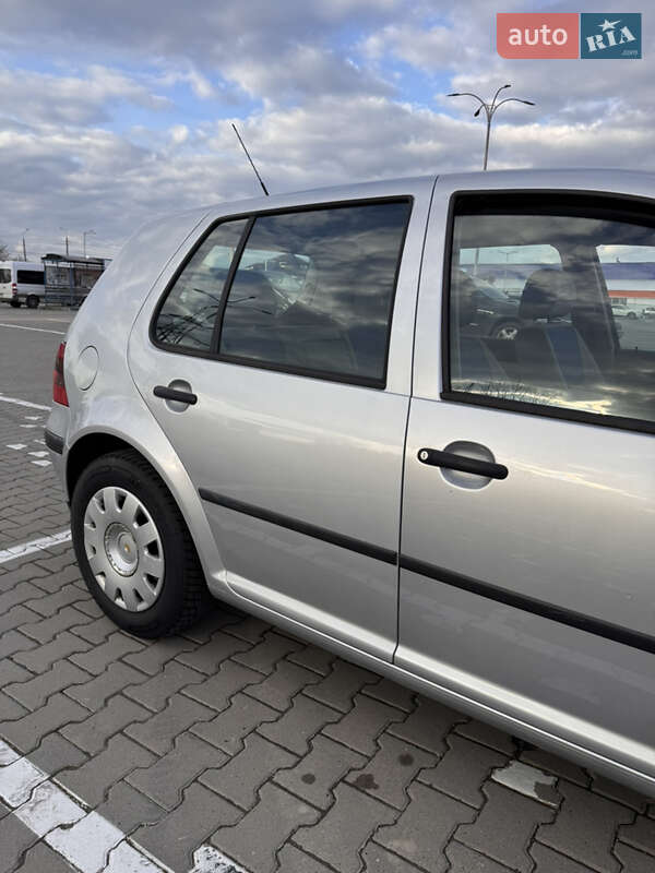 Хэтчбек Volkswagen Golf 2001 в Черновцах
